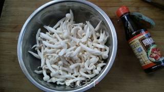 照烧鸡腿菇的做法步骤：1