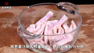 麻辣鸭掌的做法步骤：1