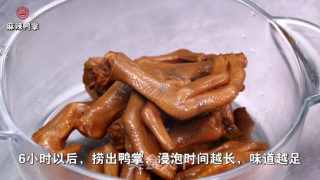 麻辣鸭掌的做法步骤：4