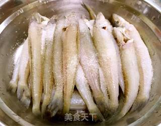 黄金船丁鱼的做法步骤：2