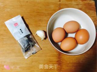 木耳炒鸡蛋的做法步骤：1