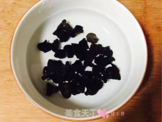 木耳炒鸡蛋的做法步骤：2