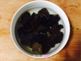 木耳炒鸡蛋的做法步骤：3