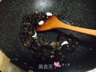 木耳炒鸡蛋的做法步骤：9