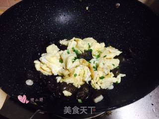 木耳炒鸡蛋的做法步骤：11