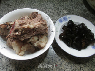 黑木耳筒骨汤的做法步骤：1