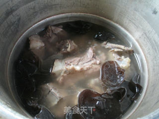 黑木耳筒骨汤的做法步骤：6