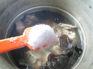 黑木耳筒骨汤的做法步骤：7
