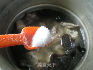黑木耳筒骨汤的做法步骤：8