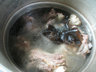 黑木耳筒骨汤的做法步骤：9