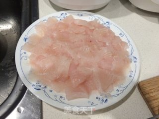 香辣双椒清蒸红福鱼片的做法步骤：1