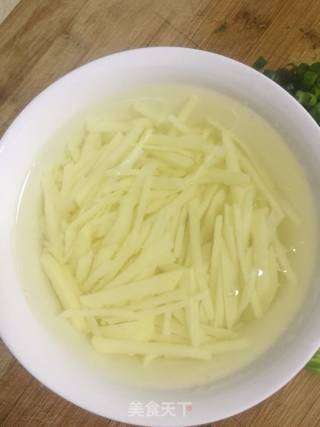 清炒土豆丝的做法步骤：1