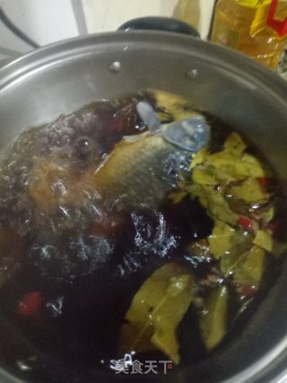 凉拌鲫鱼的做法步骤：1
