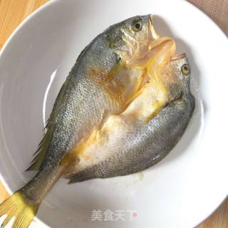 爆腌黄鱼蒸猪肉饼子的做法步骤：1