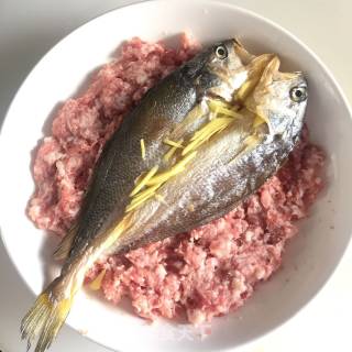 爆腌黄鱼蒸猪肉饼子的做法步骤：5