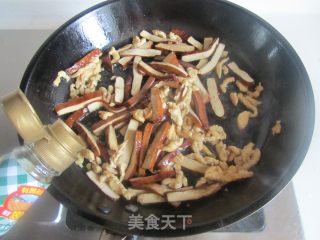 杭椒干子榨菜炒鸡丝的做法步骤：5