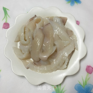 青椒炒鱿鱼的做法步骤：1