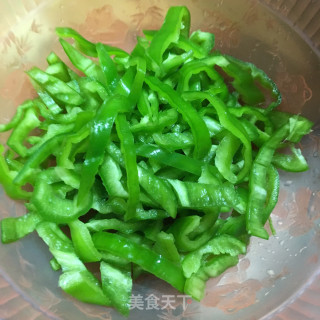青椒炒鱿鱼的做法步骤：2
