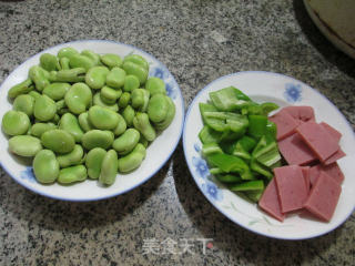 尖椒方腿肉炒蚕豆的做法步骤：1