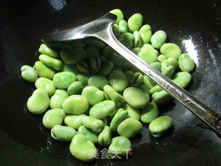 尖椒方腿肉炒蚕豆的做法步骤：2