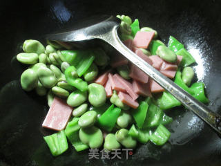 尖椒方腿肉炒蚕豆的做法步骤：5