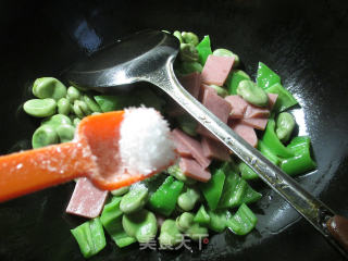 尖椒方腿肉炒蚕豆的做法步骤：7