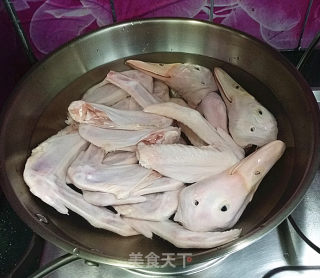 酱香鸭头与鸭翅的做法步骤：3