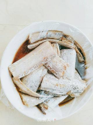 红烧带鱼的做法步骤：1