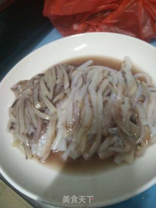 焯水鱿鱼的做法步骤：1