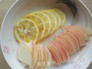迷迭香苹果水的做法步骤：2