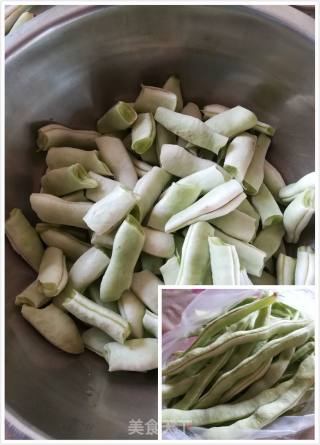 五花肉炖豆角的做法步骤：1