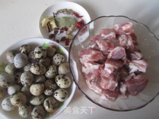 木耳鹌鹑蛋烧排骨的做法步骤：1