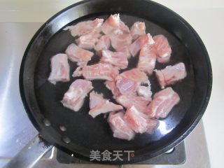 木耳鹌鹑蛋烧排骨的做法步骤：3