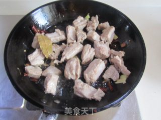 木耳鹌鹑蛋烧排骨的做法步骤：6