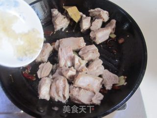 木耳鹌鹑蛋烧排骨的做法步骤：7