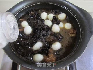 木耳鹌鹑蛋烧排骨的做法步骤：11