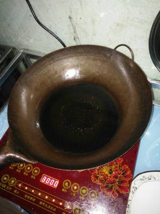 皮蛋抖辣椒的做法步骤：3