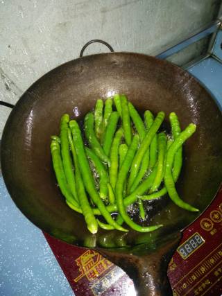 皮蛋抖辣椒的做法步骤：4