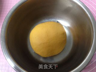 南瓜豆沙包的做法步骤：2