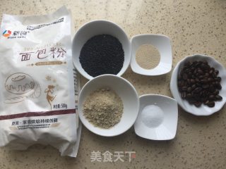 黑芝麻咖啡欧包的做法步骤：1