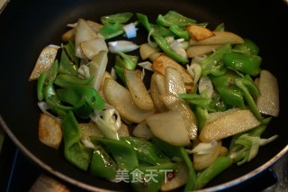 菜花香肠一锅烩的做法步骤：6