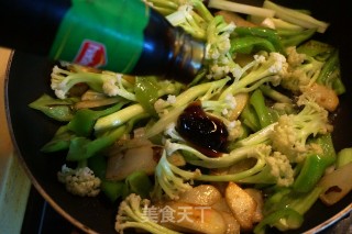 菜花香肠一锅烩的做法步骤：7