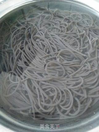 凉拌蕨根粉的做法步骤：3