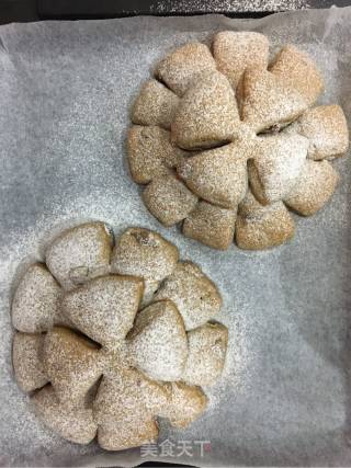 核桃梅花软欧包的做法步骤：12