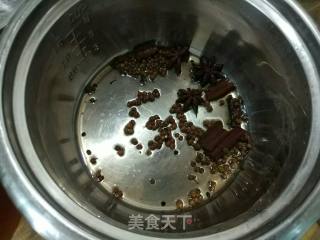 五香咸鸭蛋的做法步骤：1