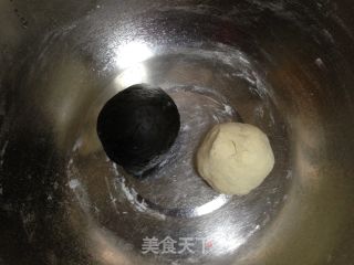 小黄人莲蓉包的做法步骤：8