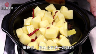 土豆排骨煲的做法步骤：2