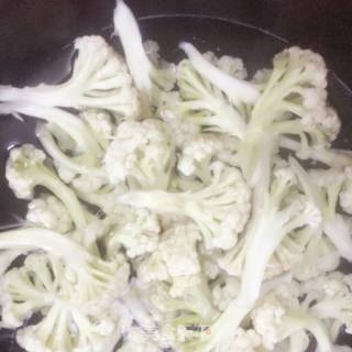 花菜虾仁的做法步骤：2