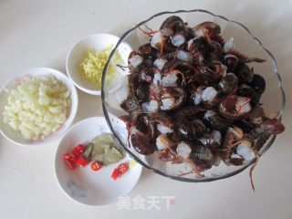 蒜蓉炒虾球的做法步骤：1