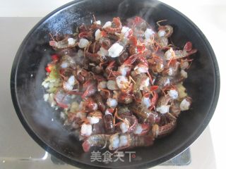 蒜蓉炒虾球的做法步骤：4